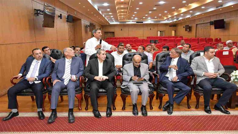اجتماع محافظ بورسعيد مع المزارعبن