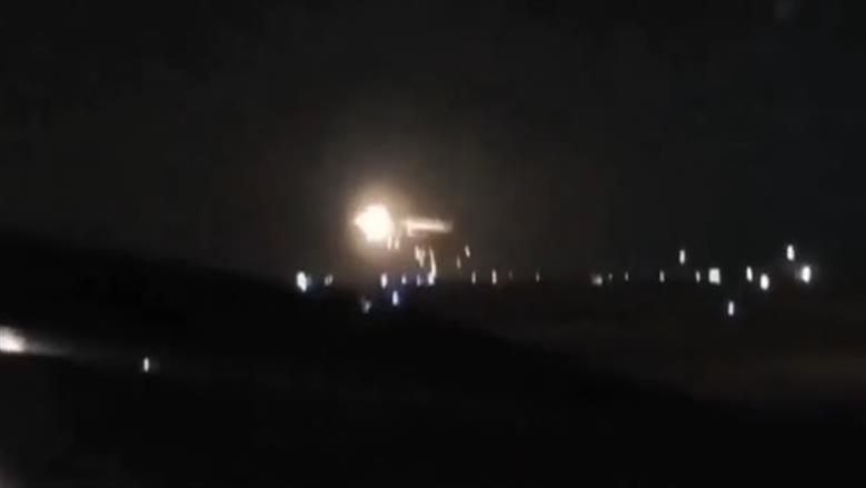 انفجار مقاتلة أمريكية في ماليزيا يثير الجدل بشأن تسليح الجيش (فيديو)