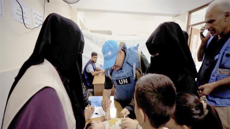 كرَّمته «يونيسف».. «سبعينى» يداوي جراح «أطفال غزة» على خط النار