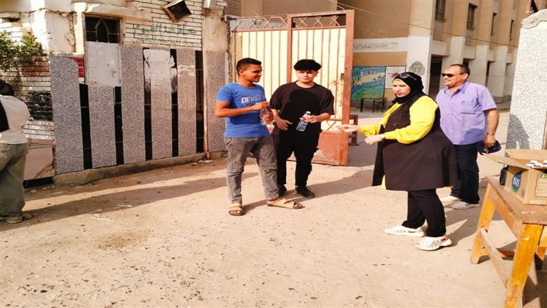 توزيع مياه وعصائر على الطلاب في امتحانات الدور الثاني للثانوية العامة بالفيوم