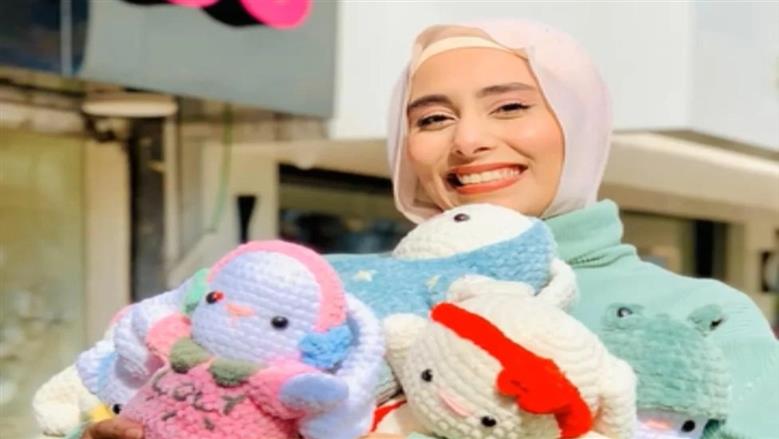 عرائس «الأميجرومي».. «ياسمين» تنسج أحلامها بالكروشيه وتعلّم الفتيات