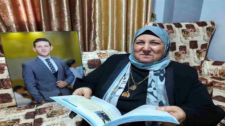 فرحة والدة الشهيد عمر القاضي خلال قراءة سيرته الذاتية بمنهج اللغة العربية (فيديو)