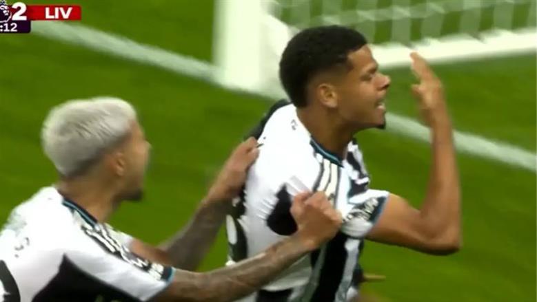 على طريقة جون سينا.. احتفال مثير للاعب نيوكاسل بعد تسجيله هدفا أمام ليفربول (فيديو)