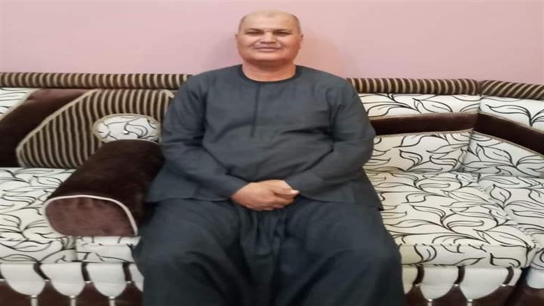 جلس في مكتب صديقه ومحافظ سوهاج ضبطه.. أول تعليق من المواطن: «كنت بساعد مودة»