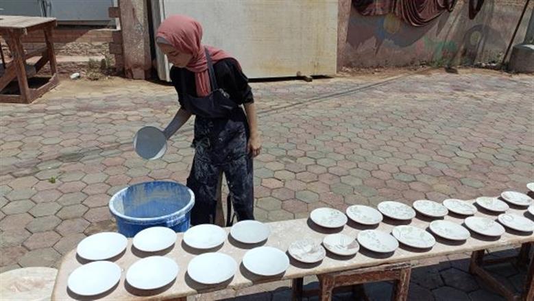 أطفال تونس يتعلمون صناعة الخزف خلال الإجازة الصيفية