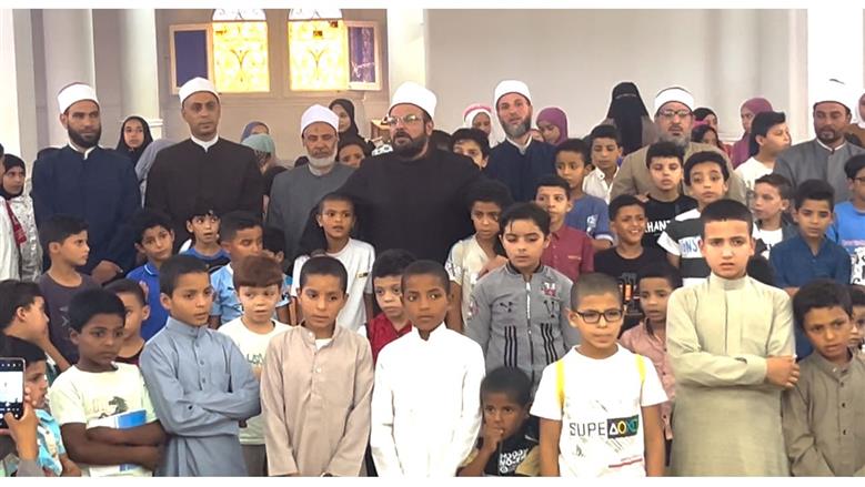 أطفال وحفظة القرآن بمدينة الحمام بمطروح خلال احتفالية بالمولد النبوى للأوقاف