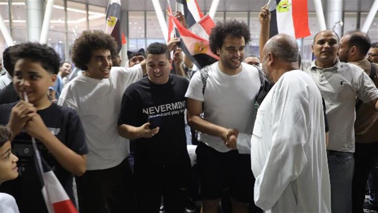 بطل الدفاع عن سفارة مصر في لندن.. استقبال حافل لأحمد ناصر بمطار القاهرة