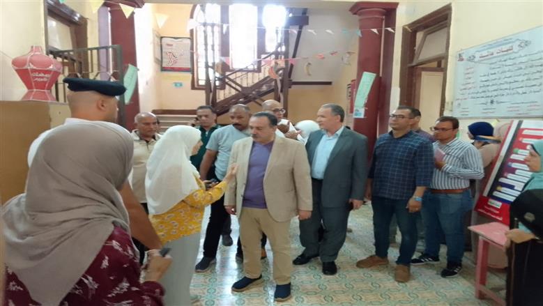 محافظ أسيوط في جولة تفقدية للجان انتخابات الشيوخ