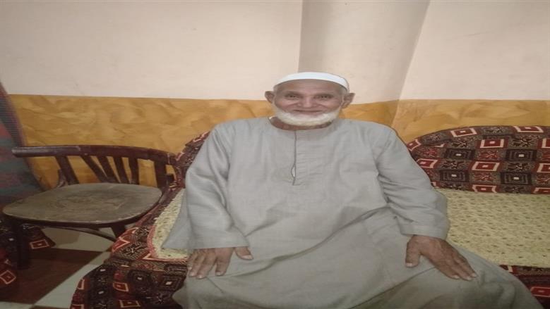 تحدّى الأمية.. «الحاج محمد» ترك المدرسة عاملًا وعاد إليها معلمًا مثاليًا 