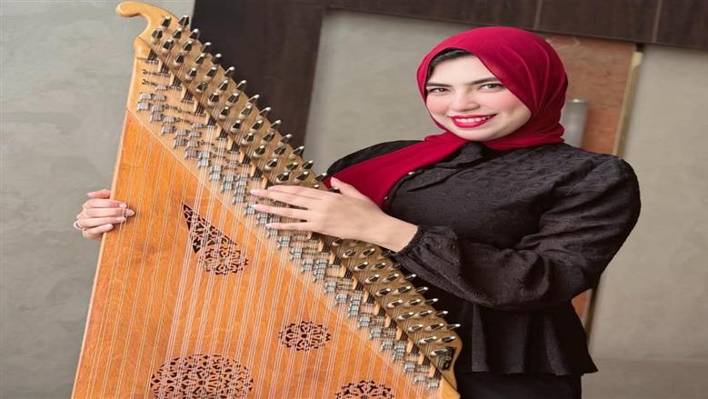 على أوتار «القانون».. «أمنية» تُسعد طلابها بالعزف في حفلات تخرجهم