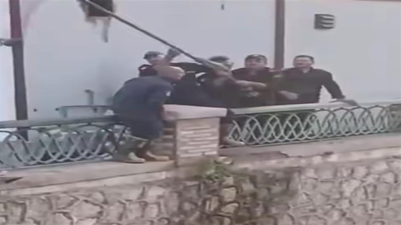 بالصور.. الحماية المدنية تنقذ قطة صغيرة سقطت وسط مياه بحر مويس بالزقازيق