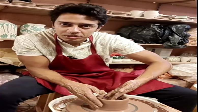 كريم أثناء تعلم تشكيل الطين