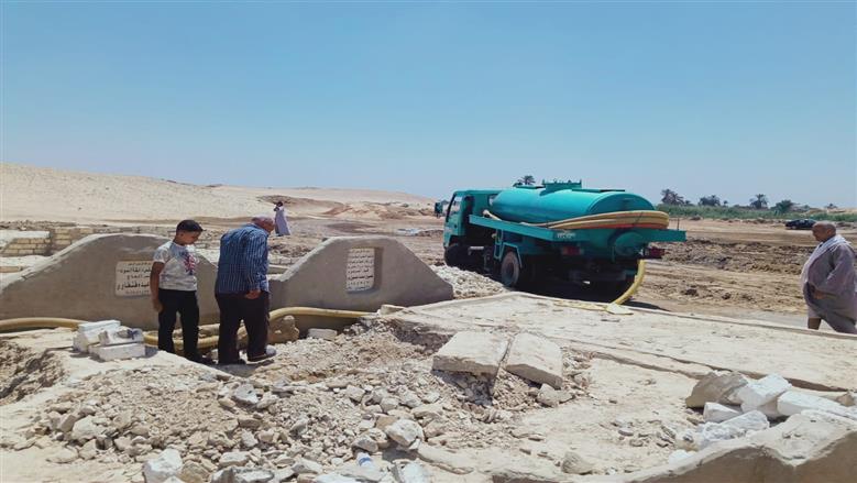 محافظ بني سويف يوجه بسرعة حل مشكلة تسرب المياه إلى محيط مقابر ميدوم