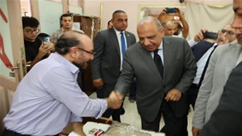 وزير الكهرباء خلال الادلاء بصوتة