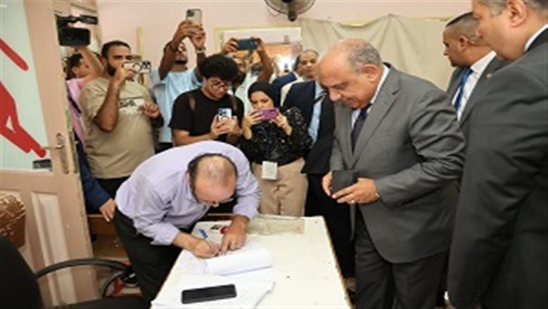 وزير الكهرباء خلال الادلاء بصوتة