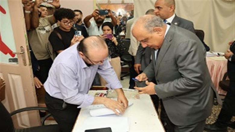 وزير الكهرباء خلال الادلاء بصوتة