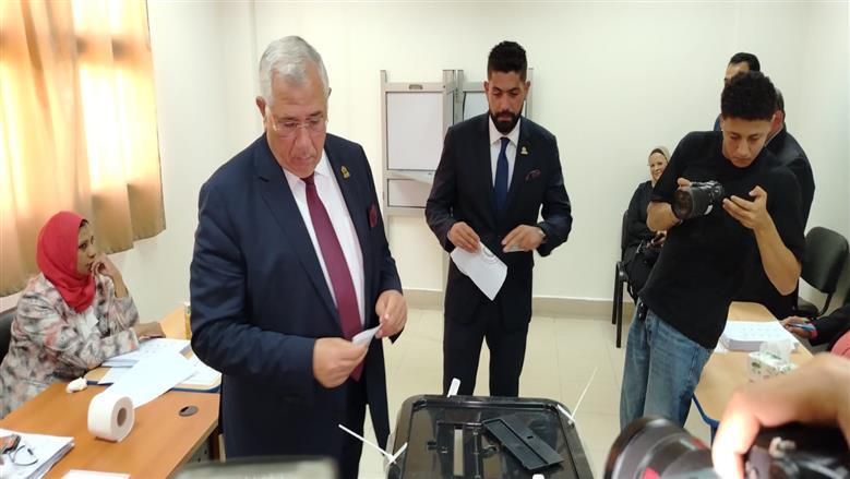 أمين عام حزب الجبهة يدلي بصوته في انتخابات الشيوخ.. ويؤكد: صوتك خنجر في صدر الجماعات الإرهابية