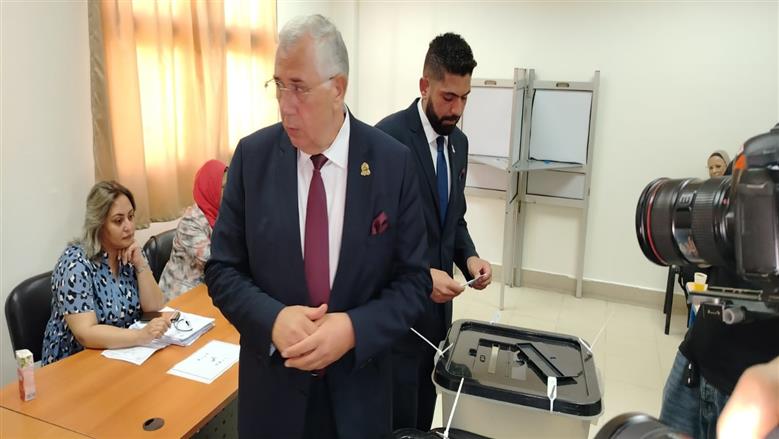  أمين عام حزب الجبهة يدلي بصوته في انتخابات «الشيوخ».. ويؤكد: صوتك خنجر في صدر الجماعات الإرهابية