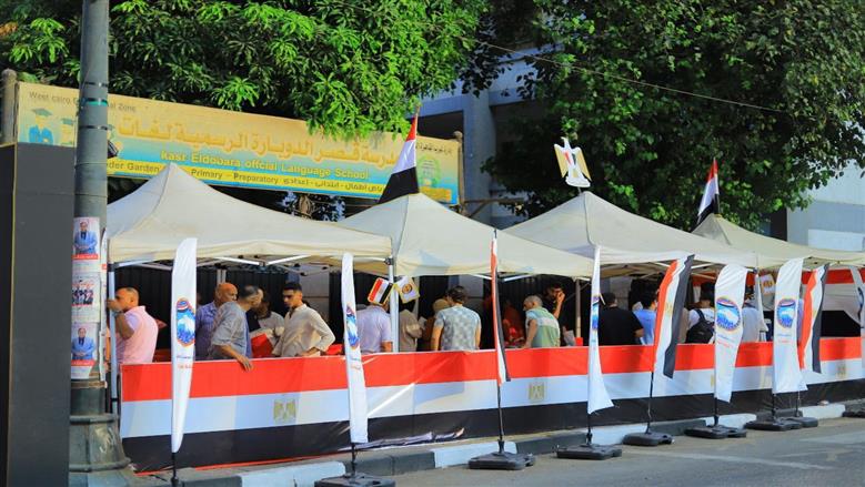 شباب ونساء وكبار.. المواطنون لا يبخلون بأصواتهم على «الشيوخ» بلجان قصر العيني