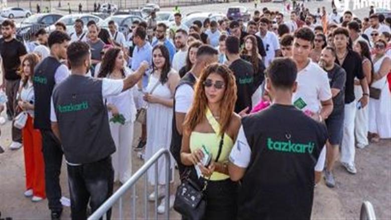 التجهيزات النهائية قبل حفل تامر عاشور بمهرجان العلمين الجديدة الليلة (صور)