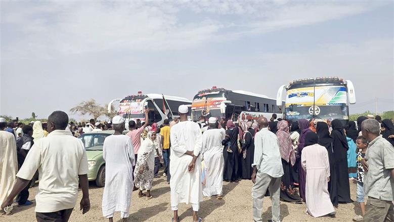 سودانيون عائدون إلى «الخرطوم»: شكرا مصر