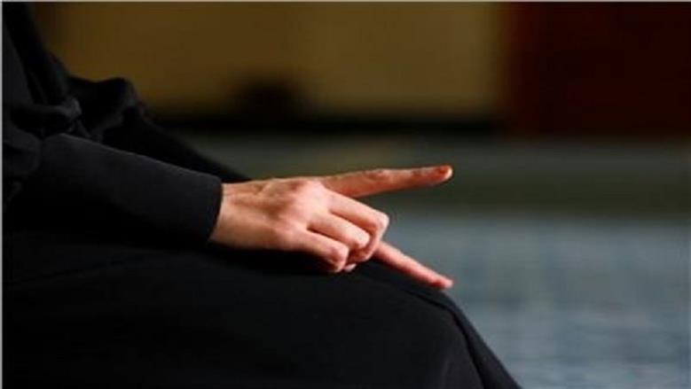 ما حكم الإشارة بإصبع السبابة اليُمنى وتحريكها في الصلاة؟