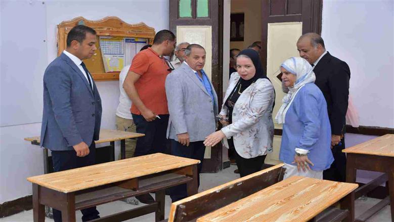 محافظ بورسعيد يتفقد استعدادات العام الدراسي الجديد