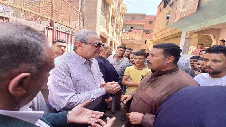 محافظ الغربية يتفقد شوارع عزبة أبو وافي بالمحلة لحل مشكلة الصرف الصحي