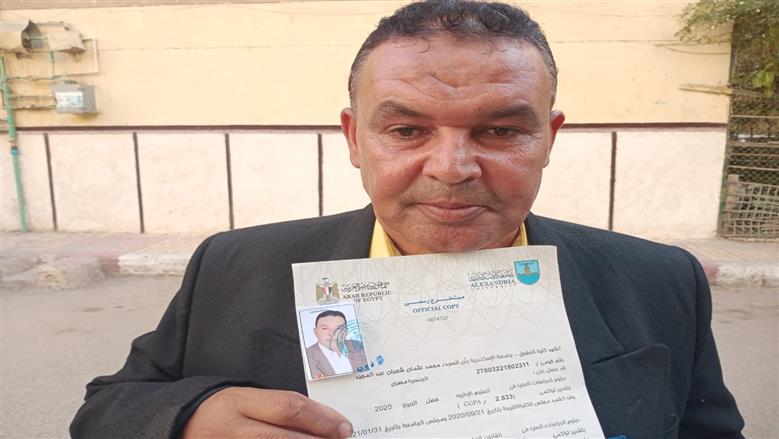 عامل نظافة يحصل على الماجستير في البحيرة