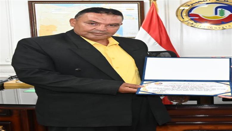 عامل نظافة يحصل على الماجستير في البحيرة