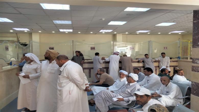 أهالي مطروح من هواة الصيد خلال تواجدهم بالمركز التكنولوجي لخدمة المواطنين بمجلس مدينة مرسى مطروح لاستلام تصاريح صيد الطيور المهاجرة