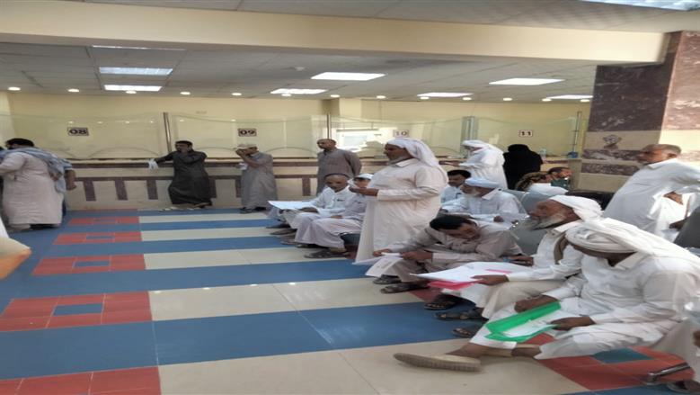 أهالي مطروح من هواة الصيد خلال تواجدهم بالمركز التكنولوجي لخدمة المواطنين بمجلس مدينة مرسى مطروح لاستلام تصاريح صيد الطيور المهاجرة