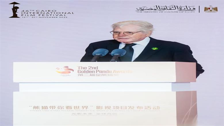 حفاوة كبيرة في استقبال حسين فهمي بحفل توزيع جوائز الباندا الذهبية بالصين