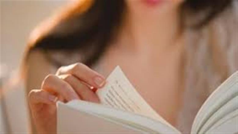 من الإفلاس إلى الثراء.. كيف غير كتاب حياة فتاة لتصبح مليونيرة عبر «يوتيوب»؟