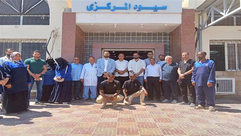 وكيل وزارة الصحة بمطروح مع أطقم الأطباء والتمريض خلال متابعة مستشفى سيوة المركزي