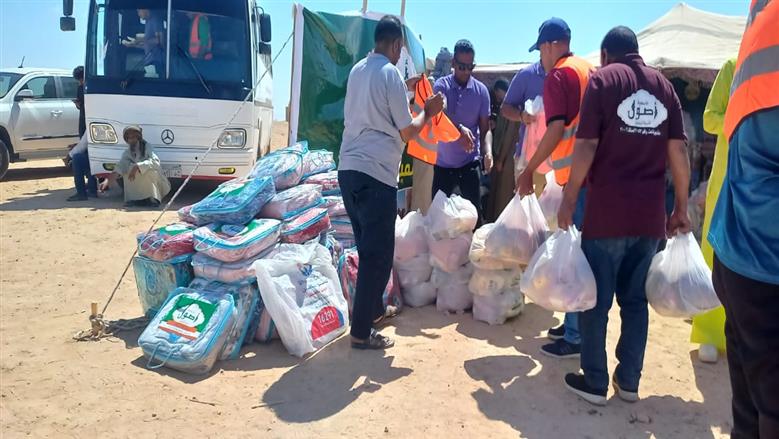 خلال توزيع الماعز والاعلاف من جمعية أصول علي أهالي العزيزية بسيدي براني غرب مطروح