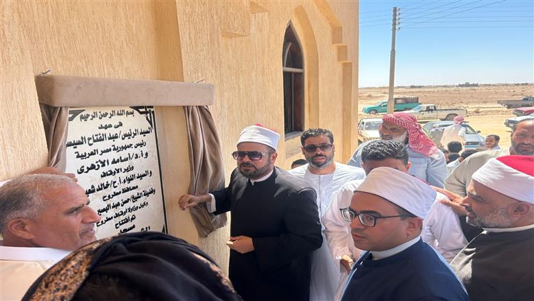 قيادات أوقاف مطروح مع أهالي حبلي خلال افتتاح مسجد السنوسي