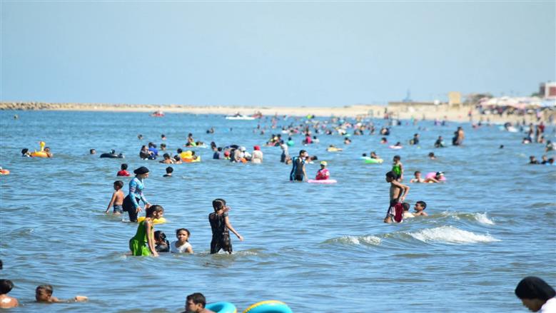 إقبال الزائرين على شاطئ بورفؤاد