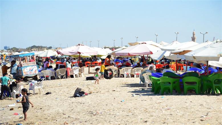 إقبال الزائرين على شاطئ بورفؤاد