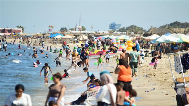 إقبال الزائرين على شاطئ بورفؤاد