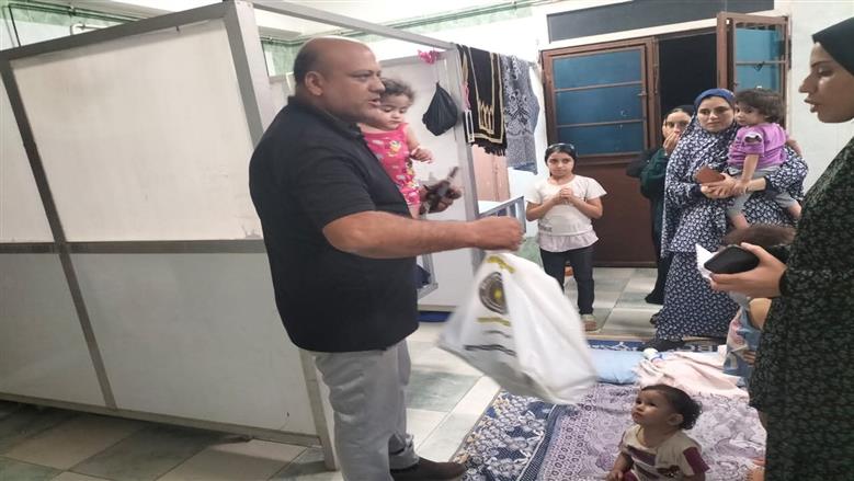 مساعدة أسر فلسطينية بالمنوفية