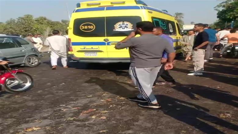 وفاة أحد مصابي حادث تصادم سيارتين على طريق أبشواي بالفيوم