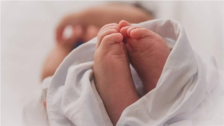 توفيت على ذراع والدتها.. القصة الكاملة لواقعة طفلة مصنع الإسكندرية