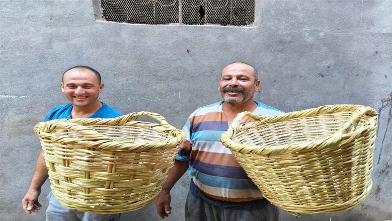 حرِّيفة «الغاب».. قرية «القباب» تنهي البطالة بصناعة السلال