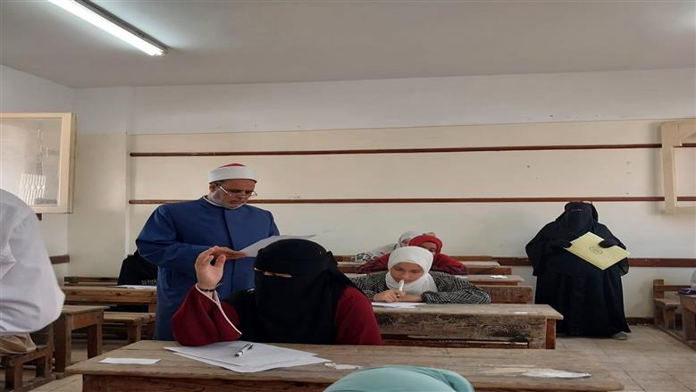 خلال انعقد اختبارات القبول لمعاهد القراءات في مطروح ومتابعة رئيس المنطقة الأزهرية للجان