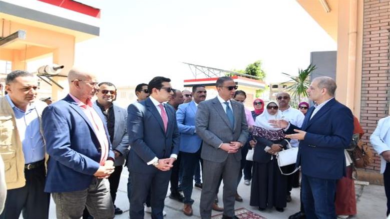 محافظ الفيوم يتفقد محطة توليد الكهرباء بالطاقة الشمسية بمشروع صرف صحي الإعلام