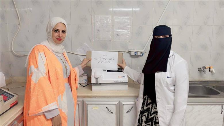 الخير في «بيلا».. صيدلانية تعيد الأمل للمرضى الأطفال والمسنين
