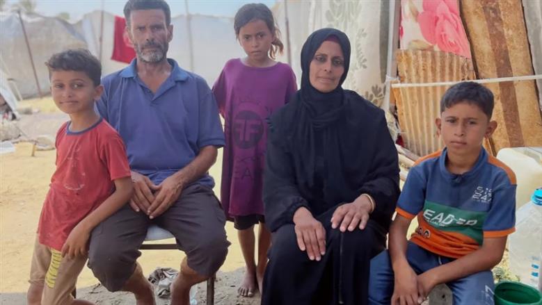 «جوع ونزوح ومطاردة مستمرة».. كيف تكافح عائلة واحدة للبقاء على قيد الحياة في غزة؟