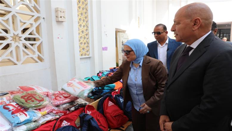 محافظ القاهرة يفتتح معرضا خيريا.. ويحظر حرمان الطلاب من الكتب بسبب المصروفات