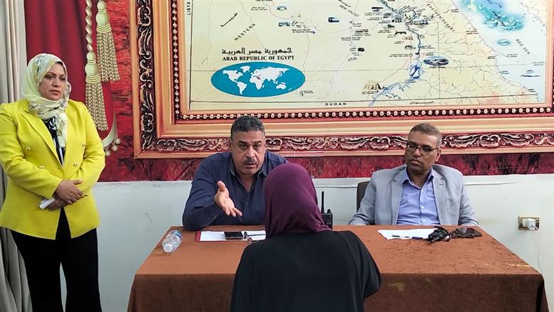 السكرتير المساعد يستمع لشكاوى المواطنين